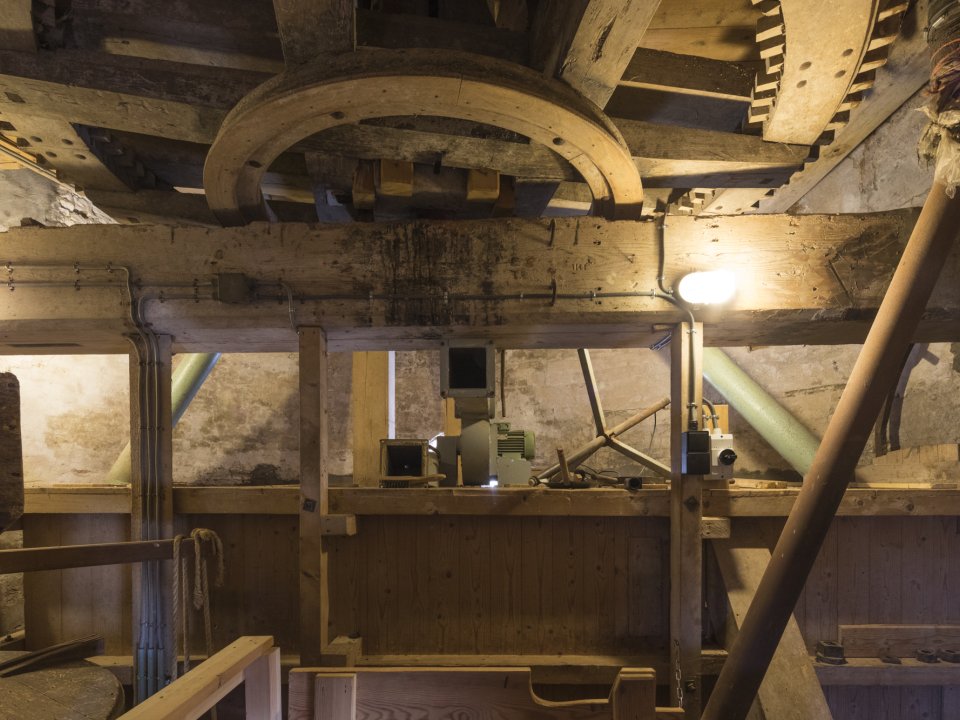 Binnenkant, gaande werk van molen 't Vliegend Hert in 's-Gravendeel